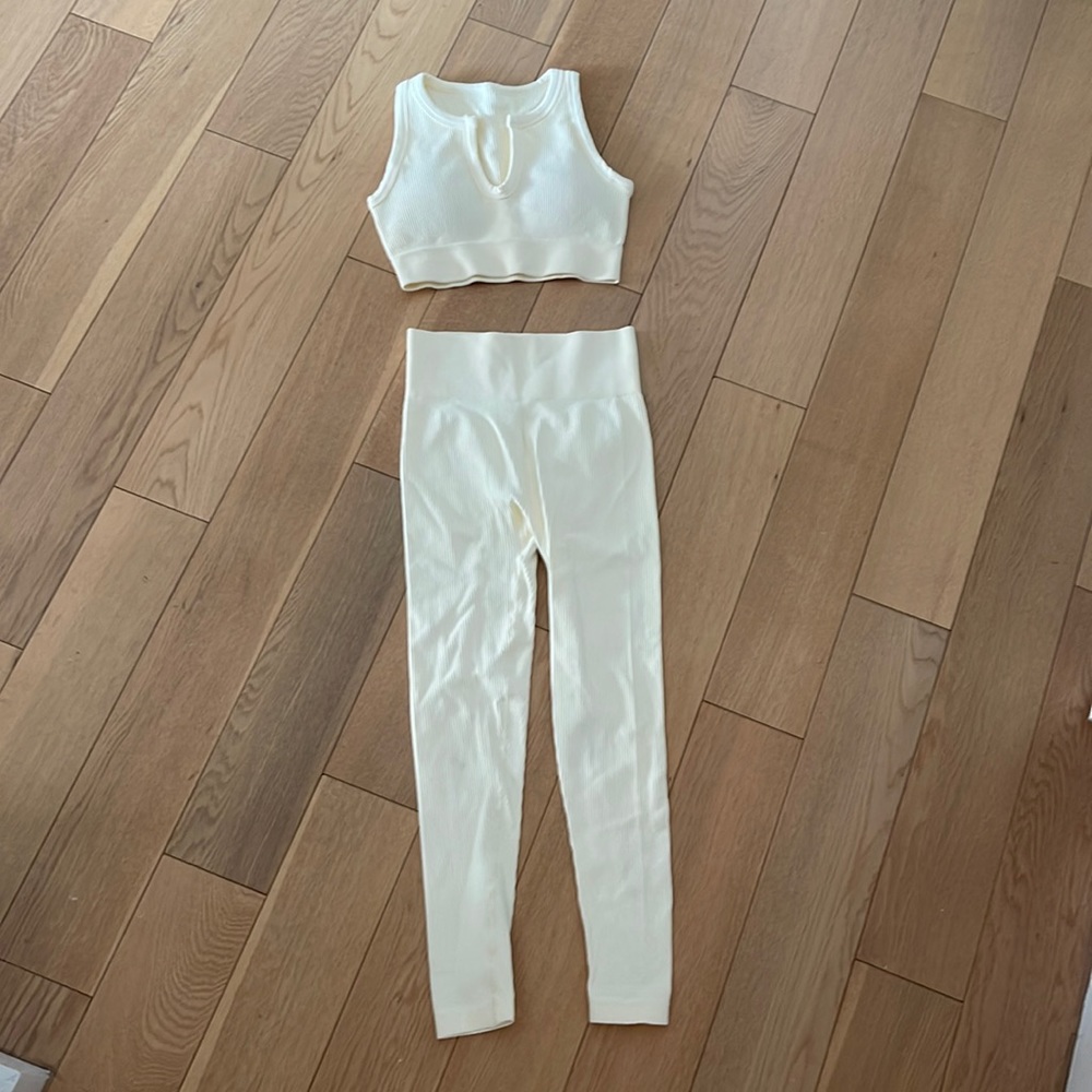 Seamless Ribbed Yoga Set in Cream (Size Small)